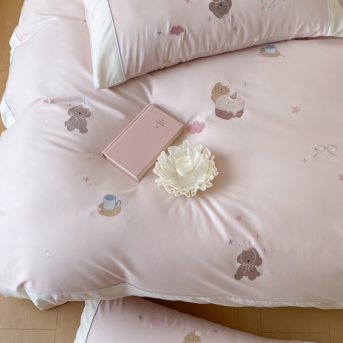 91家纺网 家纺一手货源 找家纺 MIU缪家居 2025新款100支全棉纯棉磨毛贴布绣四件套-萌宠派对 萌宠派对-莓子粉