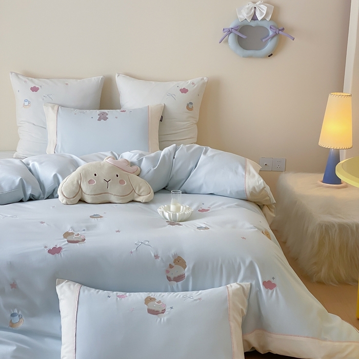 91家纺网 家纺一手货源 找家纺 MIU缪家居 2025新款100支全棉纯棉磨毛贴布绣四件套-萌宠派对 萌宠派对-奶油蓝