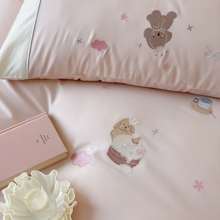 91家纺网 家纺一手货源 找家纺 MIU缪家居 2025新款100支全棉纯棉磨毛贴布绣四件套-萌宠派对 萌宠派对-莓子粉