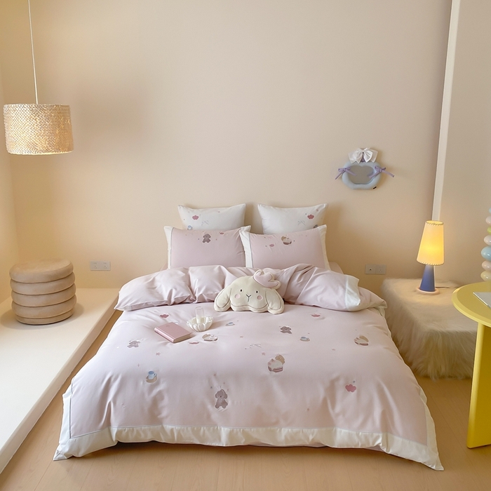 91家纺网 家纺一手货源 找家纺 MIU缪家居 2025新款100支全棉纯棉磨毛贴布绣四件套-萌宠派对 萌宠派对-莓子粉