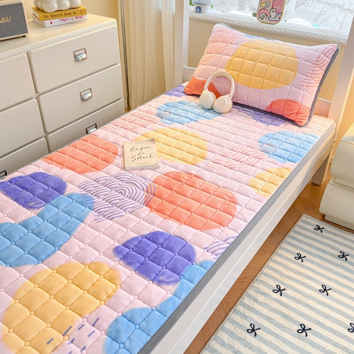 91家纺网 家纺一手货源 找家纺 小叮当家纺仓储工厂店 2025新款牛奶绒夹棉印花床垫学生图 绒床垫-炫彩人生