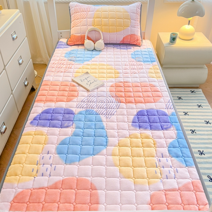 91家纺网 家纺一手货源 找家纺 小叮当家纺仓储工厂店 2025新款牛奶绒夹棉印花床垫学生图 绒床垫-炫彩人生