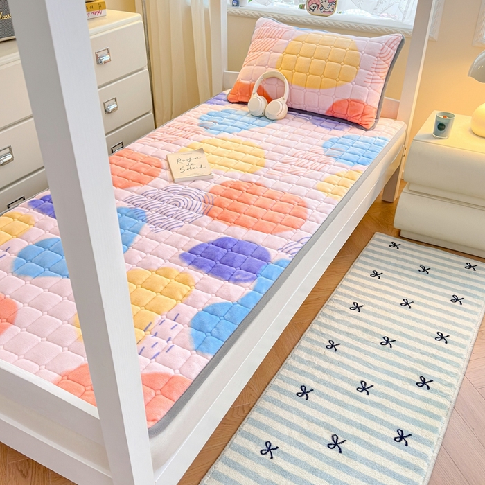 91家纺网 家纺一手货源 找家纺 小叮当家纺仓储工厂店 2025新款牛奶绒夹棉印花床垫学生图 绒床垫-炫彩人生