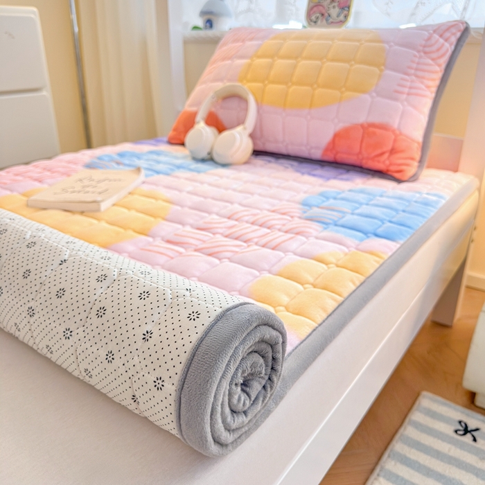 91家纺网 家纺一手货源 找家纺 小叮当家纺仓储工厂店 2025新款牛奶绒夹棉印花床垫学生图 绒床垫-炫彩人生