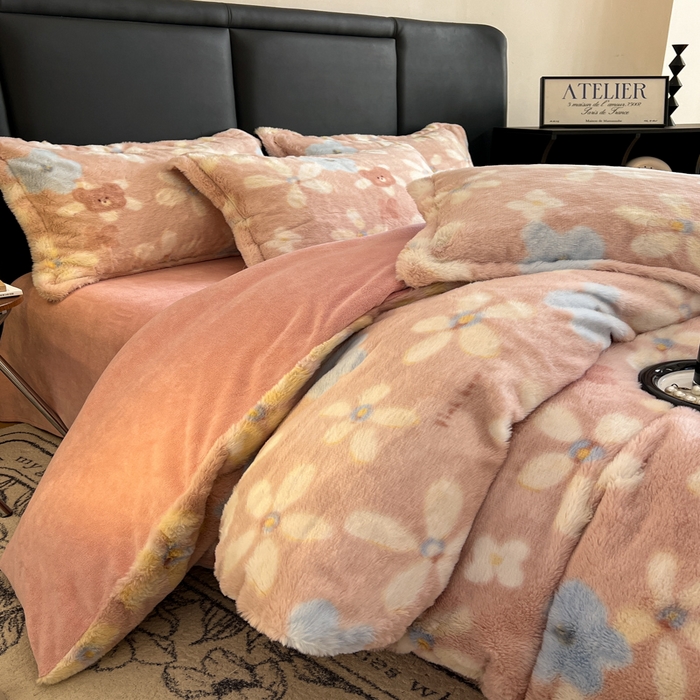 91家纺网 家纺一手货源 找家纺 一比一家纺 2025新款亲肤舒适兔毛绒兔兔绒牛奶绒四件套 花园熊