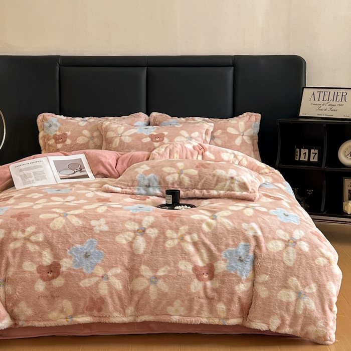 91家纺网 家纺一手货源 找家纺 一比一家纺 2025新款亲肤舒适兔毛绒兔兔绒牛奶绒四件套 花园熊