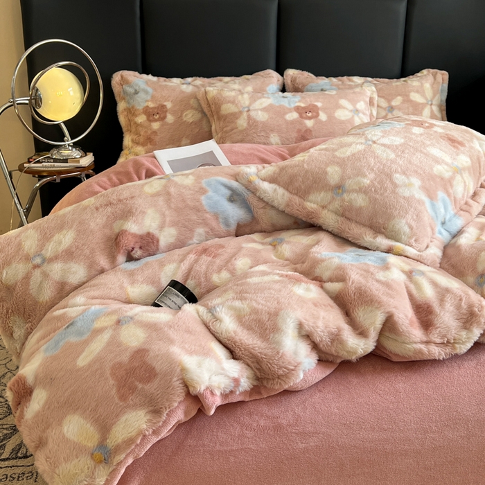 91家纺网 家纺一手货源 找家纺 一比一家纺 2025新款亲肤舒适兔毛绒兔兔绒牛奶绒四件套 花园熊