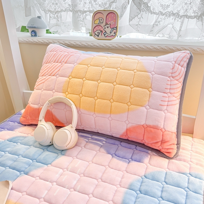 91家纺网 家纺一手货源 找家纺 小叮当家纺仓储工厂店 2025新款牛奶绒夹棉印花床垫学生图 绒床垫-炫彩人生