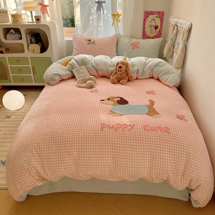 91家纺网 家纺一手货源 找家纺 （总）顾里家纺 2025新款格子腊肠狗毛巾绣牛奶绒套件