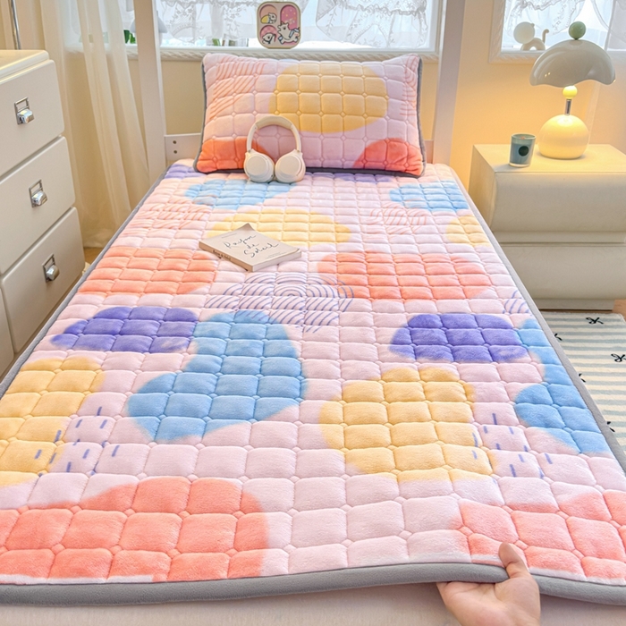 91家纺网 家纺一手货源 找家纺 小叮当家纺仓储工厂店 2025新款牛奶绒夹棉印花床垫学生图 绒床垫-炫彩人生