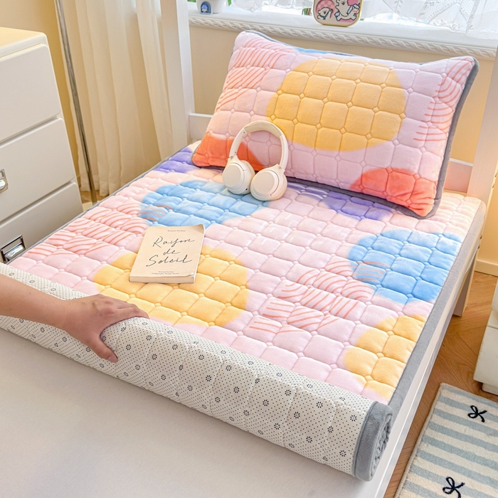 91家纺网 家纺一手货源 找家纺 小叮当家纺仓储工厂店 2025新款牛奶绒夹棉印花床垫学生图 绒床垫-炫彩人生