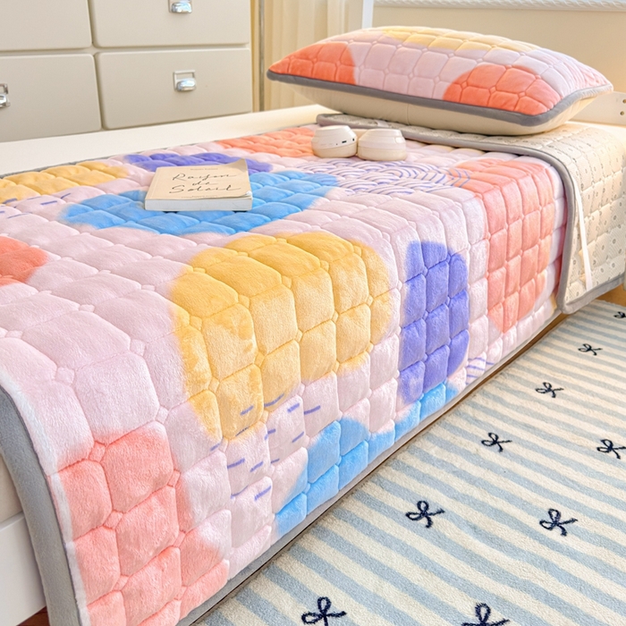 91家纺网 家纺一手货源 找家纺 小叮当家纺仓储工厂店 2025新款牛奶绒夹棉印花床垫学生图 绒床垫-炫彩人生