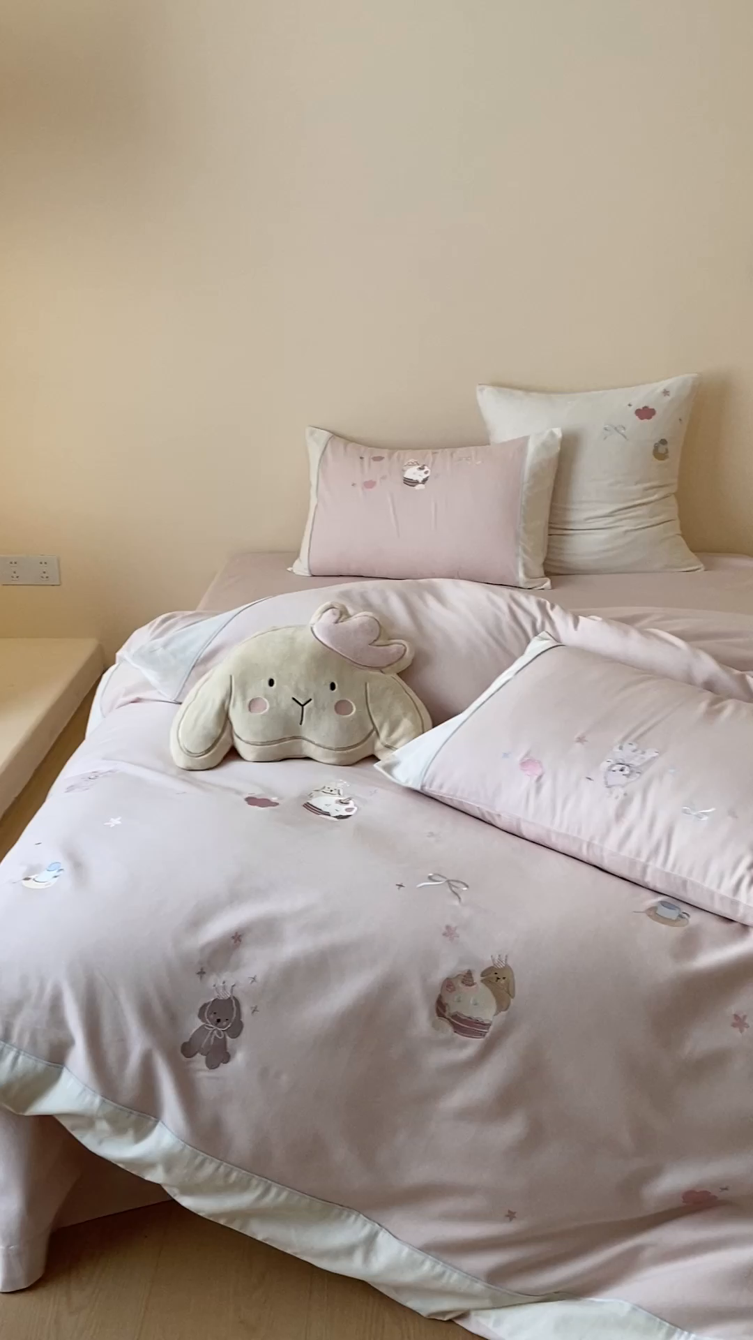 91家纺网 家纺一手货源 找家纺 （总）MIU缪家居 2025新款100支全棉纯棉磨毛贴布绣四件套-萌宠派对