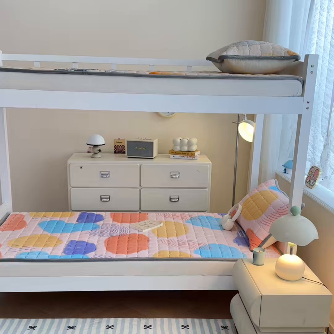 91家纺网 家纺一手货源 找家纺 小叮当家纺仓储工厂店 2025新款牛奶绒夹棉印花床垫学生图 绒床垫-炫彩人生