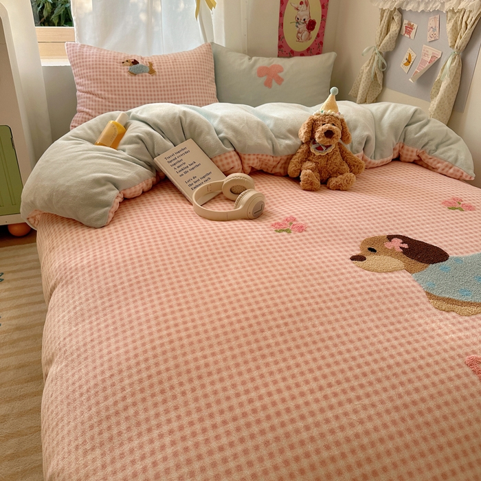 91家纺网 家纺一手货源 找家纺 顾里家纺 2025新款格子腊肠狗毛巾绣牛奶绒套件 粉格腊肠狗