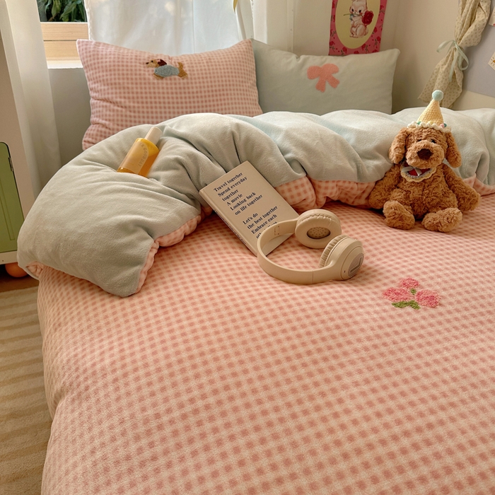 91家纺网 家纺一手货源 找家纺 顾里家纺 2025新款格子腊肠狗毛巾绣牛奶绒套件 粉格腊肠狗