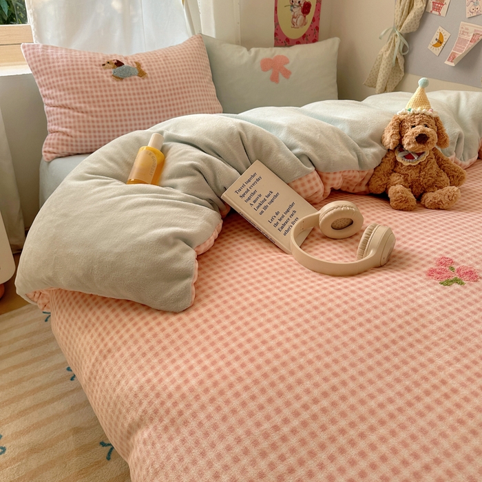 91家纺网 家纺一手货源 找家纺 顾里家纺 2025新款格子腊肠狗毛巾绣牛奶绒套件 粉格腊肠狗