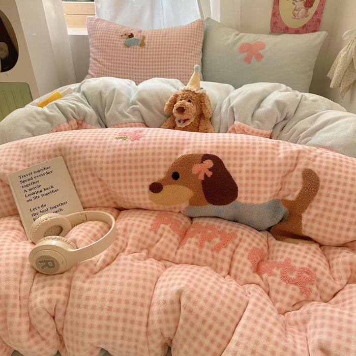 91家纺网 家纺一手货源 找家纺 顾里家纺 2025新款格子腊肠狗毛巾绣牛奶绒套件 粉格腊肠狗