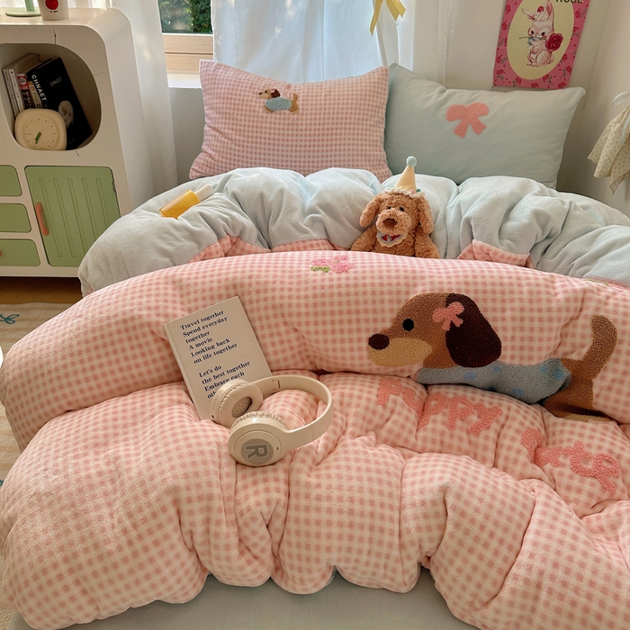 91家纺网 家纺一手货源 找家纺 顾里家纺 2025新款格子腊肠狗毛巾绣牛奶绒套件 粉格腊肠狗