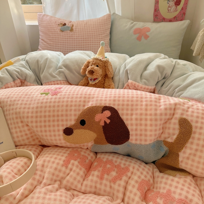 91家纺网 家纺一手货源 找家纺 顾里家纺 2025新款格子腊肠狗毛巾绣牛奶绒套件 粉格腊肠狗