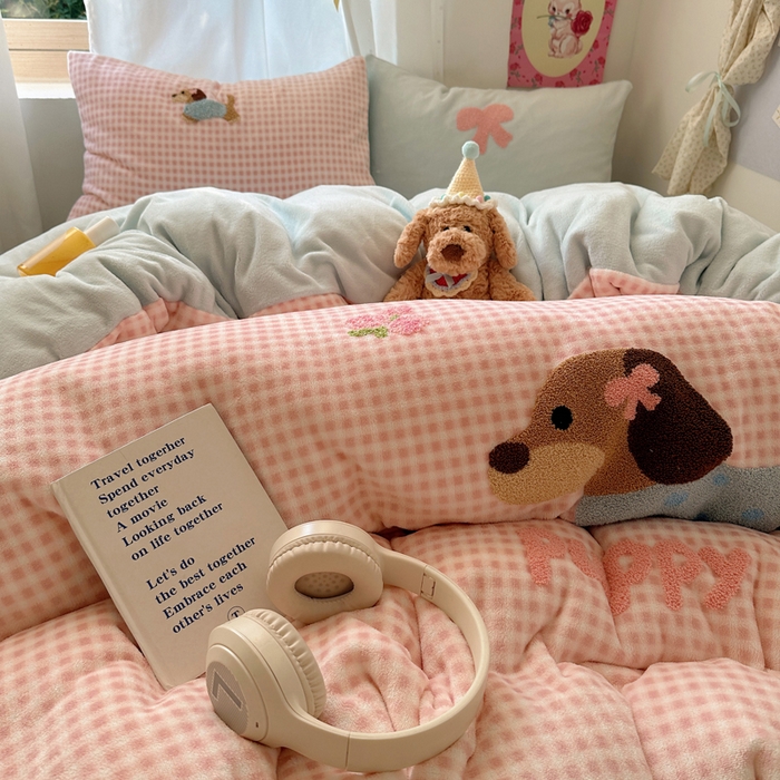 91家纺网 家纺一手货源 找家纺 顾里家纺 2025新款格子腊肠狗毛巾绣牛奶绒套件 粉格腊肠狗