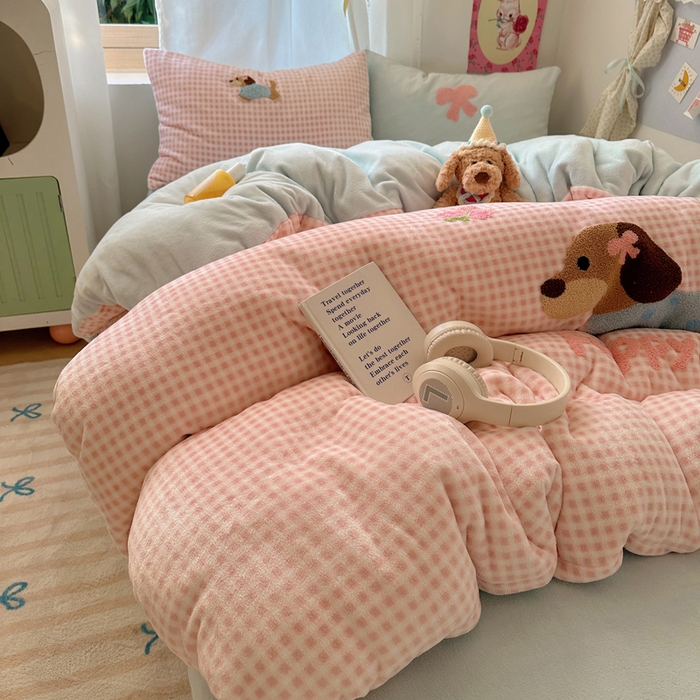 91家纺网 家纺一手货源 找家纺 顾里家纺 2025新款格子腊肠狗毛巾绣牛奶绒套件 粉格腊肠狗