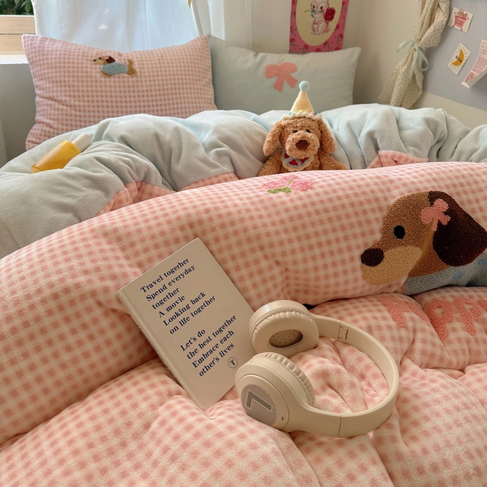 91家纺网 家纺一手货源 找家纺 顾里家纺 2025新款格子腊肠狗毛巾绣牛奶绒套件 粉格腊肠狗