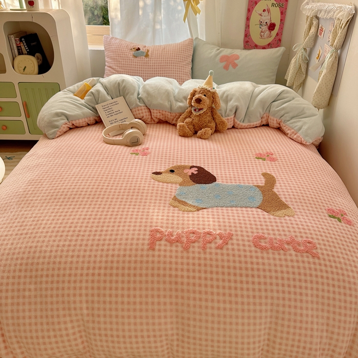 91家纺网 家纺一手货源 找家纺 顾里家纺 2025新款格子腊肠狗毛巾绣牛奶绒套件 粉格腊肠狗