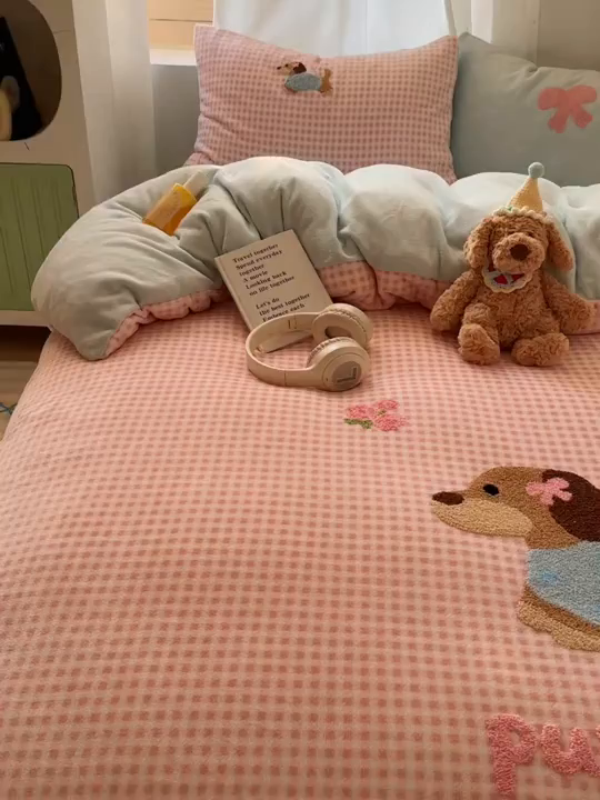 91家纺网 家纺一手货源 找家纺 顾里家纺 2025新款格子腊肠狗毛巾绣牛奶绒套件 粉格腊肠狗