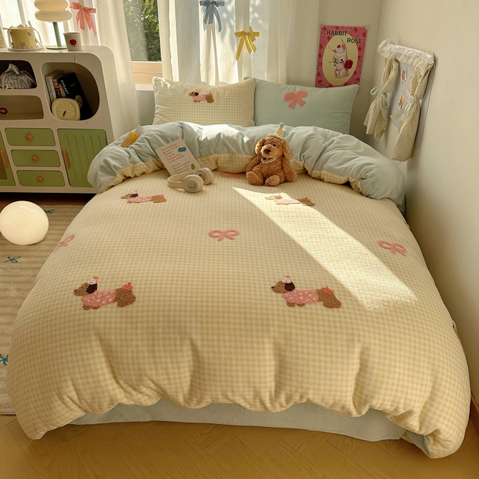 顾里家纺 2025新款格子腊肠狗毛巾绣牛奶绒套件 黄格腊肠狗