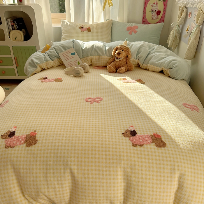 91家纺网 家纺一手货源 找家纺 顾里家纺 2025新款格子腊肠狗毛巾绣牛奶绒套件 黄格腊肠狗