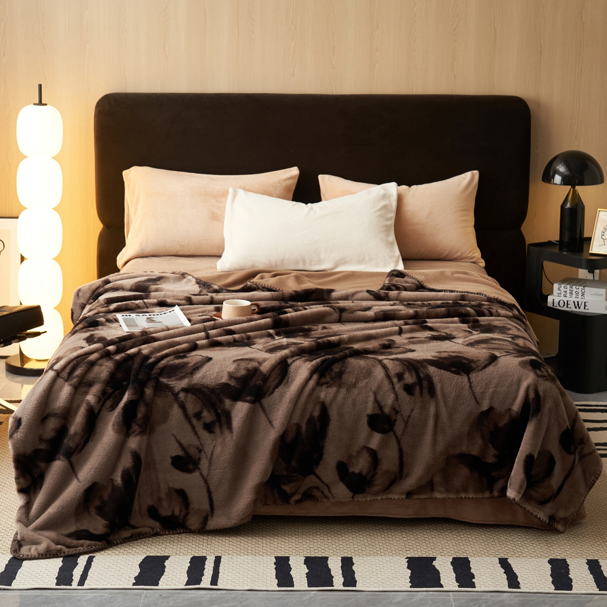 91家纺网 家纺一手货源 找家纺 晨曦家纺 2025新款兔毛绒海獭绒双层毛毯三角针复合毛毯 水墨画-深咖