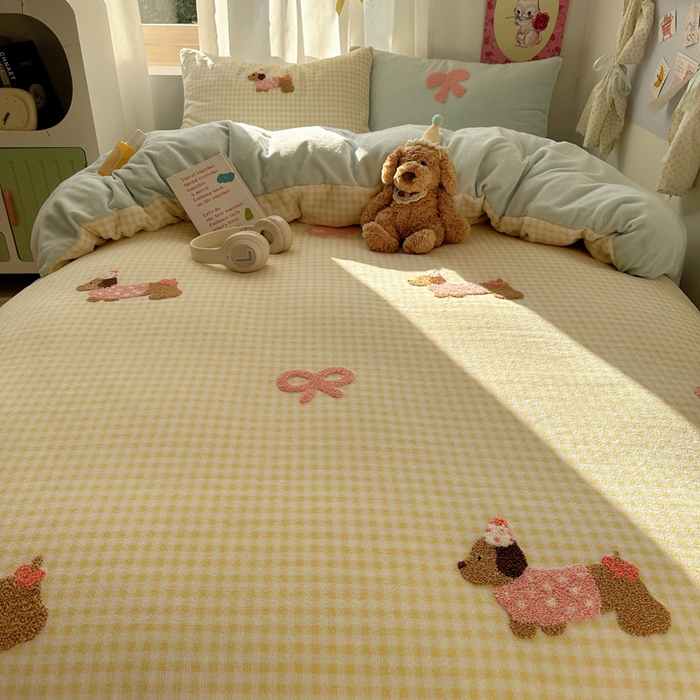 91家纺网 家纺一手货源 找家纺 顾里家纺 2025新款格子腊肠狗毛巾绣牛奶绒套件 黄格腊肠狗