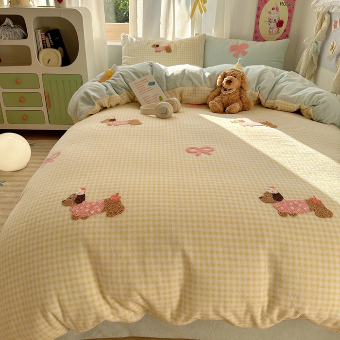 91家纺网 家纺一手货源 找家纺 顾里家纺 2025新款格子腊肠狗毛巾绣牛奶绒套件 黄格腊肠狗