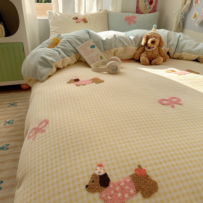 91家纺网 家纺一手货源 找家纺 顾里家纺 2025新款格子腊肠狗毛巾绣牛奶绒套件 黄格腊肠狗