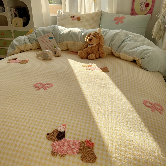 91家纺网 家纺一手货源 找家纺 顾里家纺 2025新款格子腊肠狗毛巾绣牛奶绒套件 黄格腊肠狗