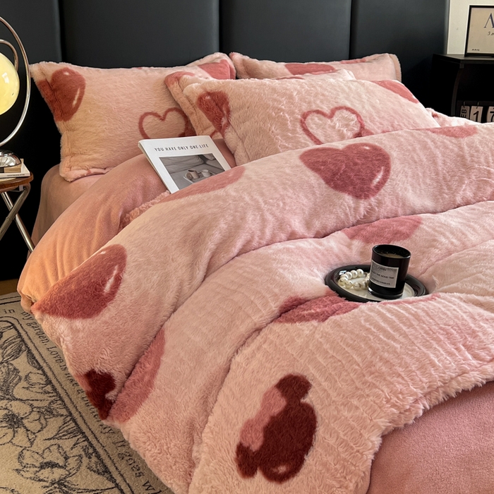 91家纺网 家纺一手货源 找家纺 一比一家纺 2025新款亲肤舒适兔毛绒兔兔绒牛奶绒四件套 怦然心动