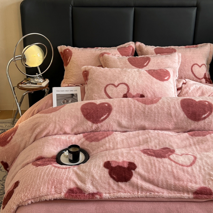 91家纺网 家纺一手货源 找家纺 一比一家纺 2025新款亲肤舒适兔毛绒兔兔绒牛奶绒四件套 怦然心动