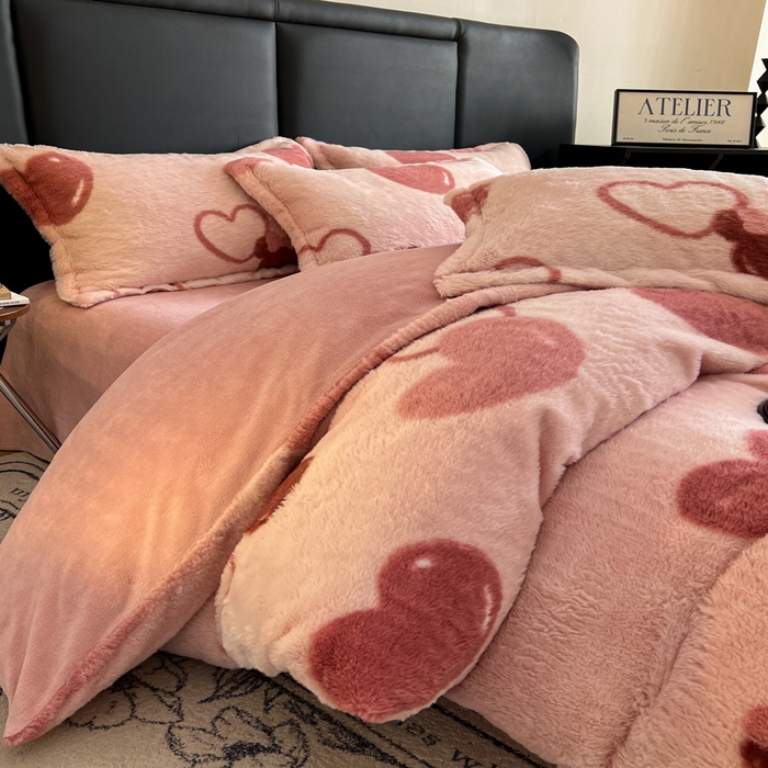 91家纺网 家纺一手货源 找家纺 一比一家纺 2025新款亲肤舒适兔毛绒兔兔绒牛奶绒四件套 怦然心动