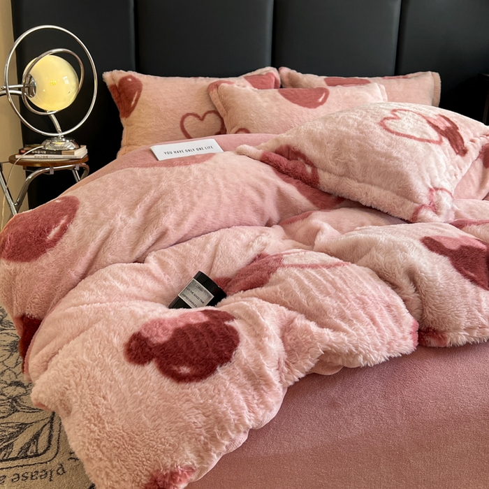 91家纺网 家纺一手货源 找家纺 一比一家纺 2025新款亲肤舒适兔毛绒兔兔绒牛奶绒四件套 怦然心动