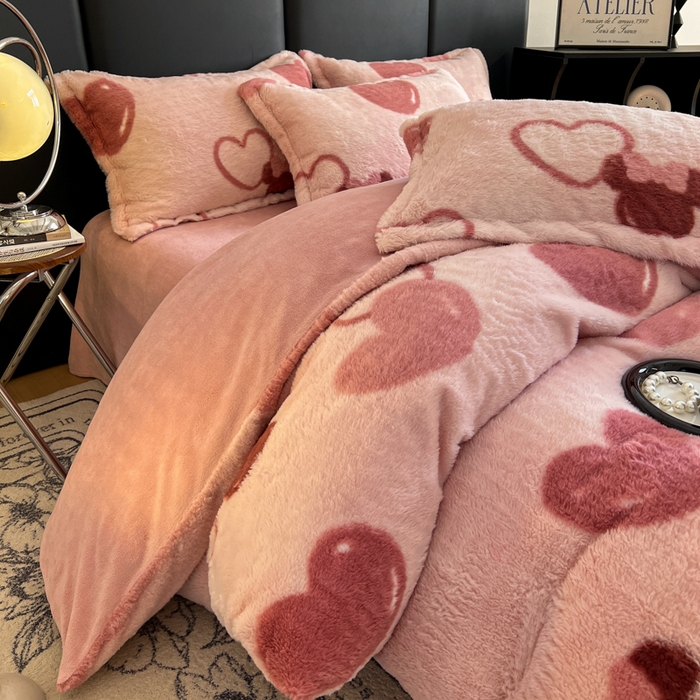 91家纺网 家纺一手货源 找家纺 一比一家纺 2025新款亲肤舒适兔毛绒兔兔绒牛奶绒四件套 怦然心动