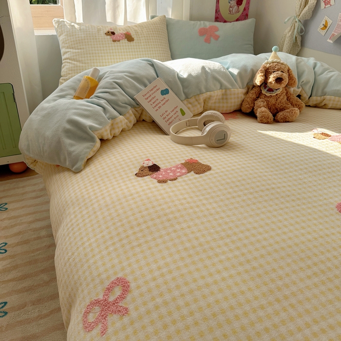 91家纺网 家纺一手货源 找家纺 顾里家纺 2025新款格子腊肠狗毛巾绣牛奶绒套件 黄格腊肠狗