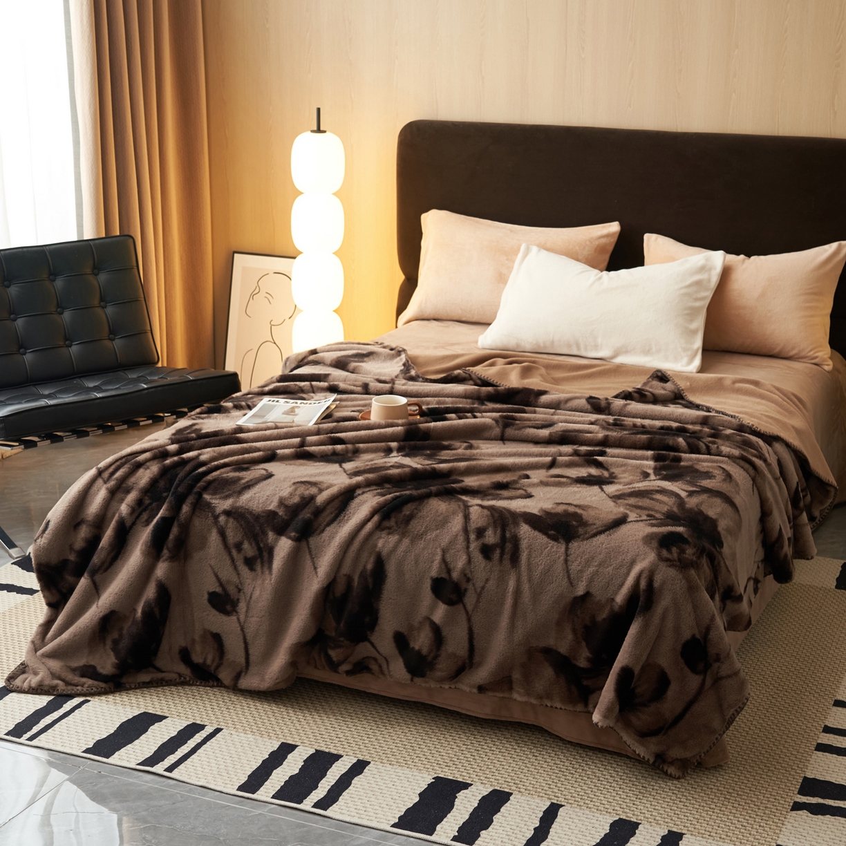 91家纺网 家纺一手货源 找家纺 晨曦家纺 2025新款兔毛绒海獭绒双层毛毯三角针复合毛毯 水墨画-深咖