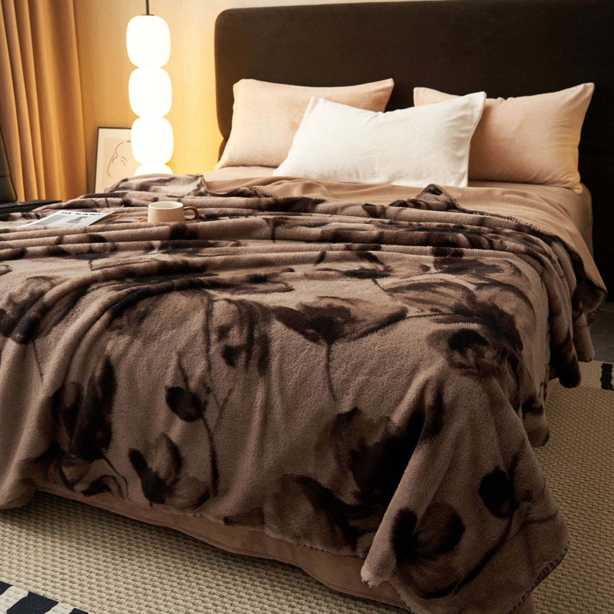 91家纺网 家纺一手货源 找家纺 晨曦家纺 2025新款兔毛绒海獭绒双层毛毯三角针复合毛毯 水墨画-深咖