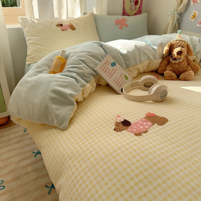 91家纺网 家纺一手货源 找家纺 顾里家纺 2025新款格子腊肠狗毛巾绣牛奶绒套件 黄格腊肠狗