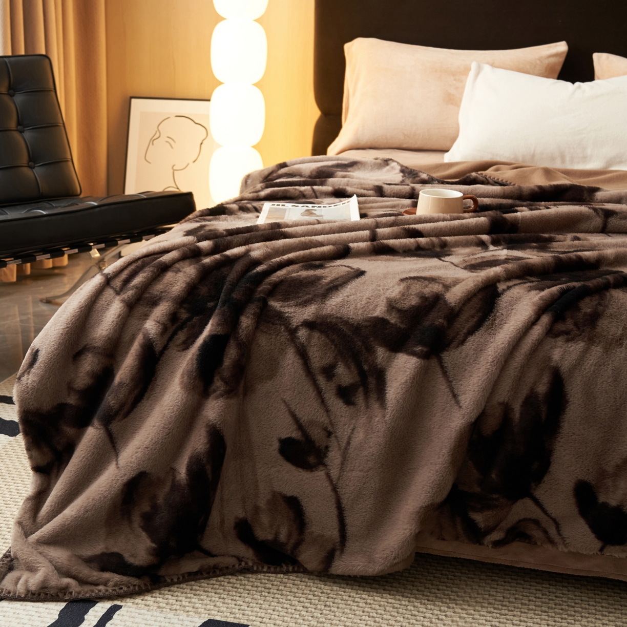 91家纺网 家纺一手货源 找家纺 晨曦家纺 2025新款兔毛绒海獭绒双层毛毯三角针复合毛毯 水墨画-深咖