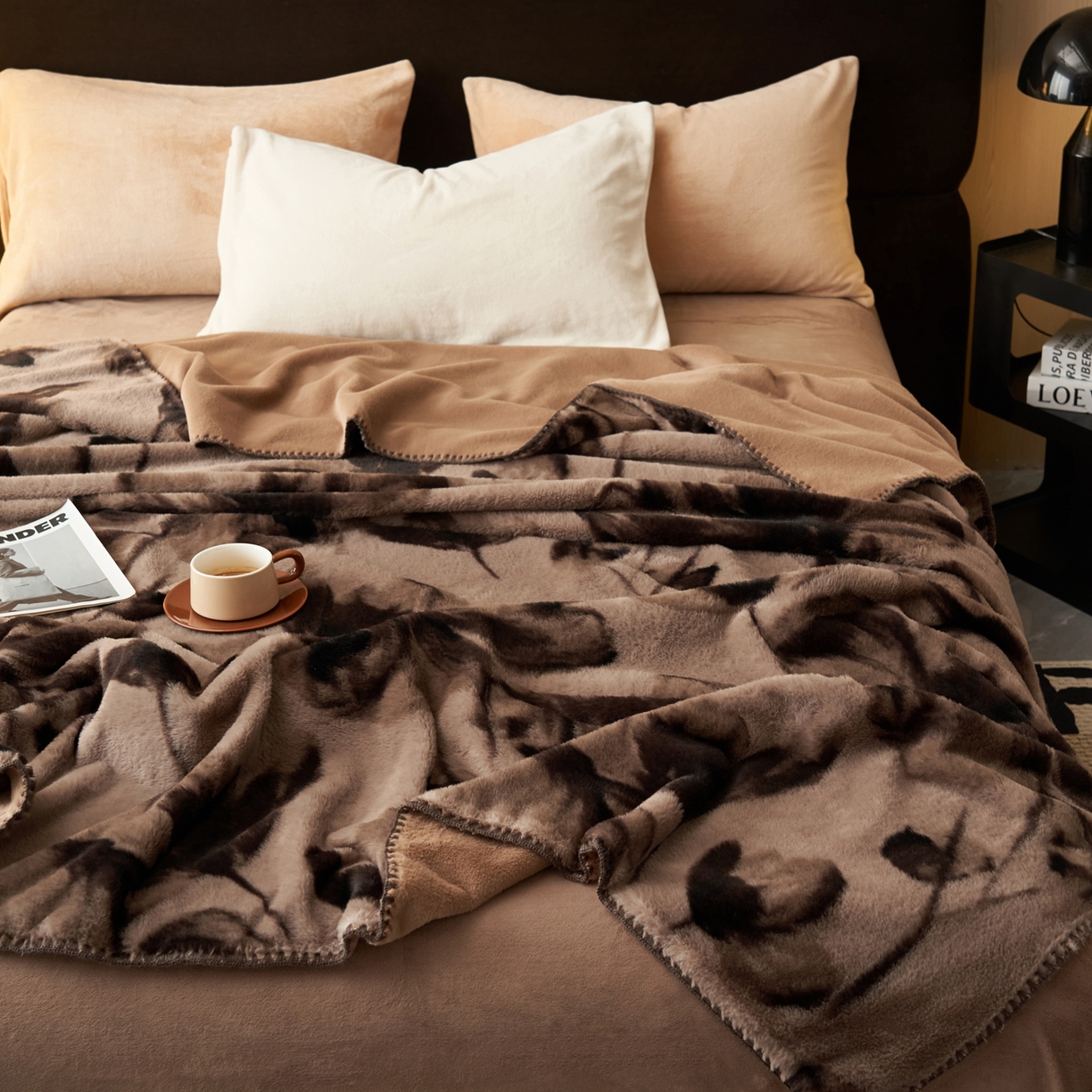 91家纺网 家纺一手货源 找家纺 晨曦家纺 2025新款兔毛绒海獭绒双层毛毯三角针复合毛毯 水墨画-深咖