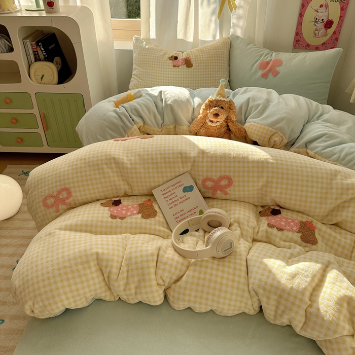 91家纺网 家纺一手货源 找家纺 顾里家纺 2025新款格子腊肠狗毛巾绣牛奶绒套件 黄格腊肠狗