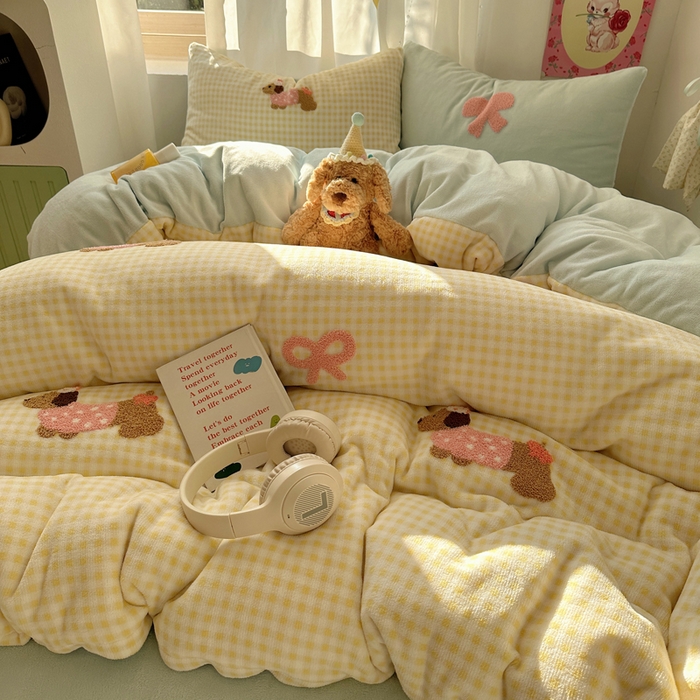 91家纺网 家纺一手货源 找家纺 顾里家纺 2025新款格子腊肠狗毛巾绣牛奶绒套件 黄格腊肠狗