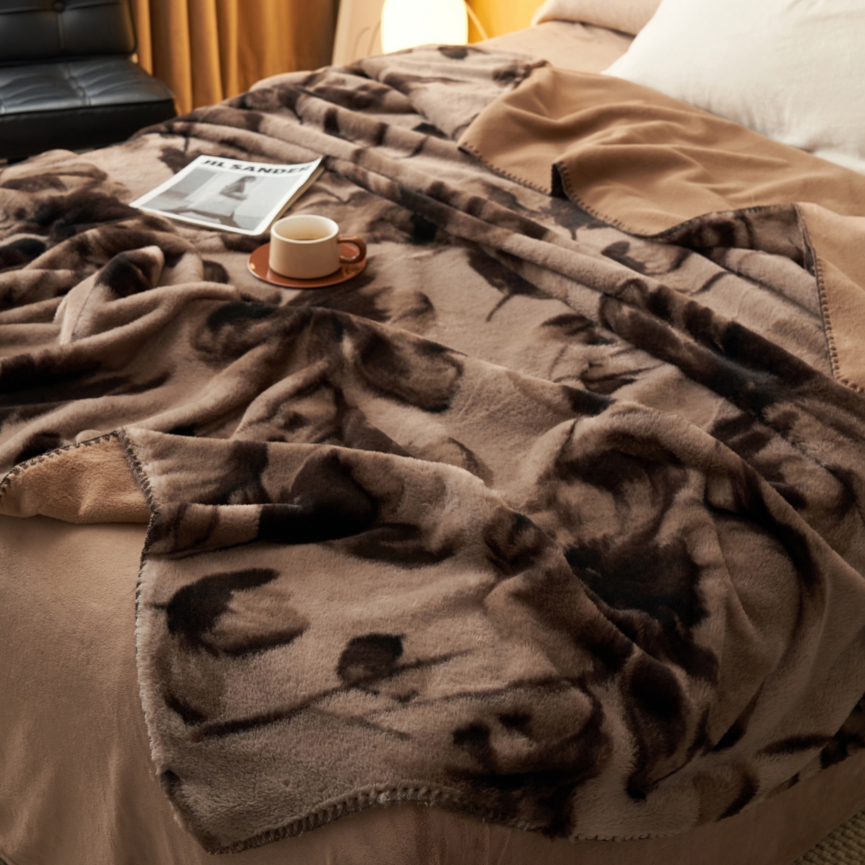 91家纺网 家纺一手货源 找家纺 晨曦家纺 2025新款兔毛绒海獭绒双层毛毯三角针复合毛毯 水墨画-深咖